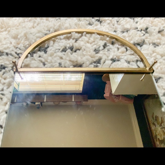 ✨SOLD ✨Arched Gold Mirrored Jewlery Hanger - Picture 5 of 7